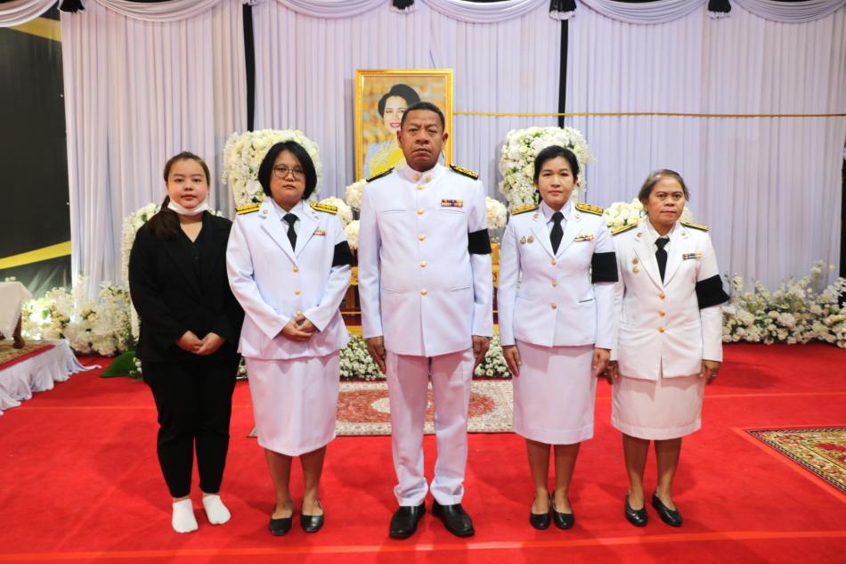"เทศบาลตำบลทับมา ร่วมพิธีบำเพ็ญพระราชกุศลสตมวาร (ครบ 100 วัน) ถวายเป็นพระราชกุศลแด่สมเด็จพระนางเจ้าสิริกิติ์ พระบรมราชินีนาถ พระบรมราชชนนีพันปีหลวง"