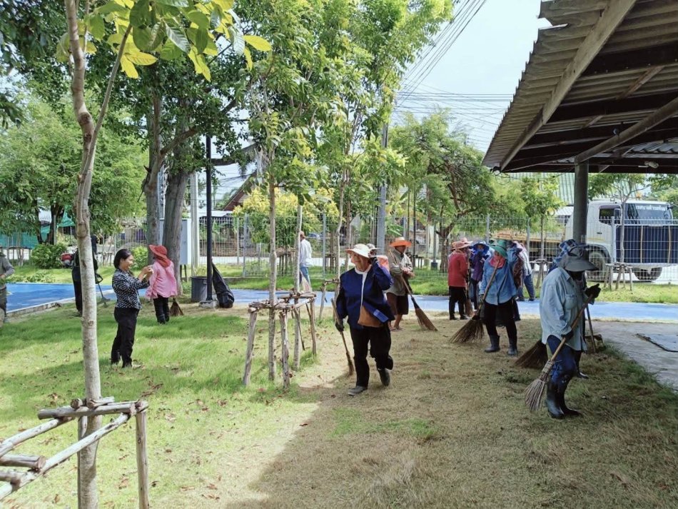 เทศบาลตำบลทับมา ลงพื้นที่ปรับปรุงภูมิทัศน์ในตำบลทับมาอย่างต่อเนื่อง