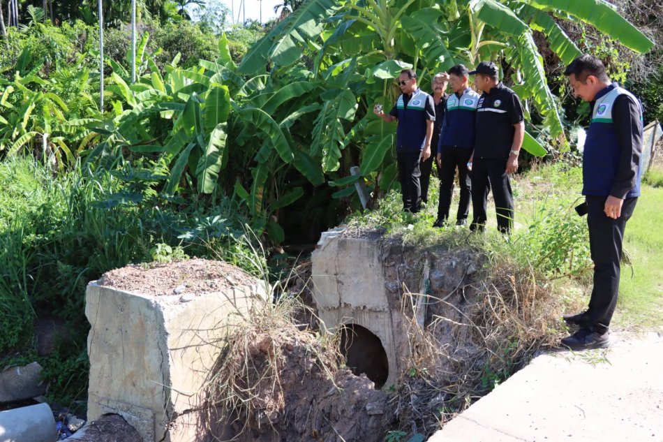 เทศบาลตำบลทับมา ลงพื้นที่ตรวจสอบท่อระบายน้ำ บริเวณถนนสายแหลมมะขาม - โมเดิร์นโฮม วิลเลจ - การ์เด้นโฮม หมู่ที่ 2 เตรียมพร้อมรับมือฤดูฝน