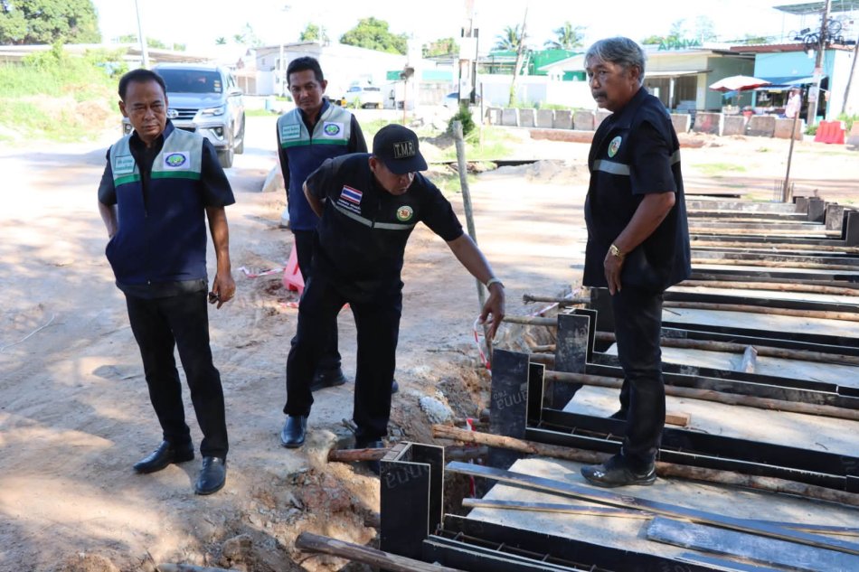 เทศบาลตำบลทับมา ลงพื้นที่ตรวจสอบการปรับปรุงถนนคอนกรีตเสริมเหล็กและวางท่อระบายน้ำ ถนนสายเสม็ดแดง–จัสโก้ บ้านแหลมทองหลาง หมู่ที่ 6