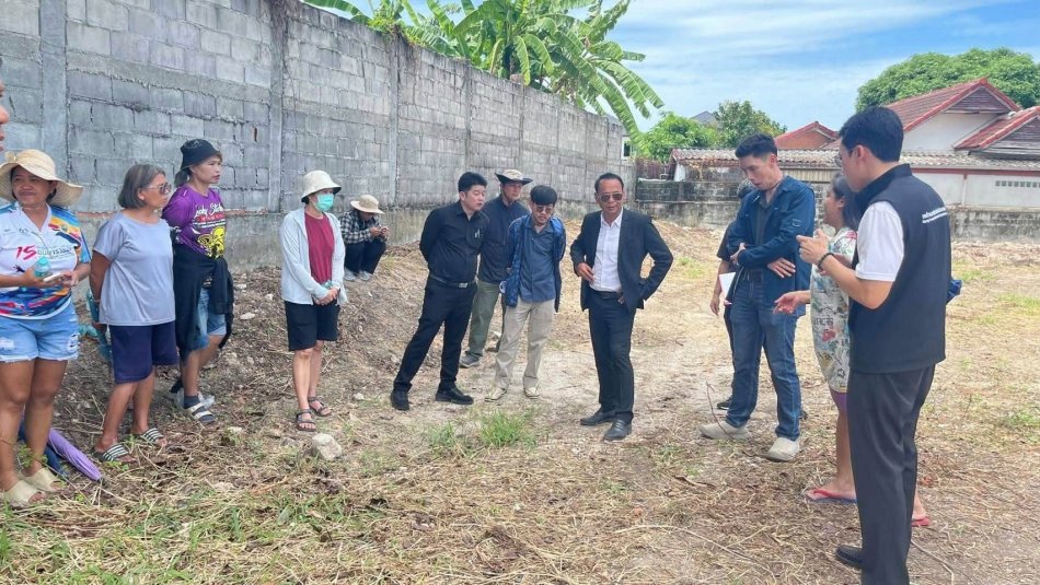 เทศบาลตำบลทับมา ลงพื้นที่ตรวจสอบถนนหลังหมู่บ้านกรุงไทย หมู่ที่ 3 บ้านหนองมะหาด