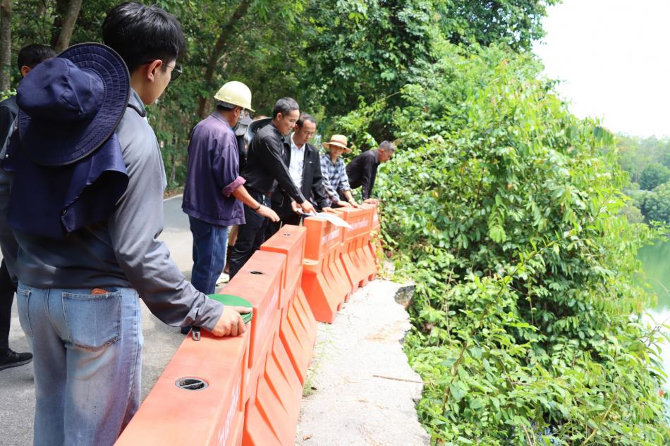 เทศบาลตำบลทับมา ลงพื้นที่ตรวจสอบแก้ไขปัญหาถนนชำรุด ซอยมาบแอ่น